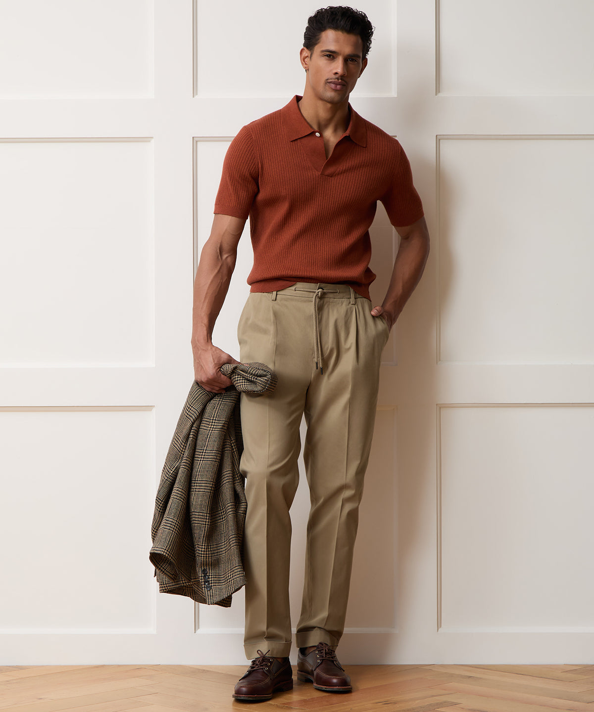 Model wearing the Todd Snyder Italian Cotton Modern Chino in Khaki.