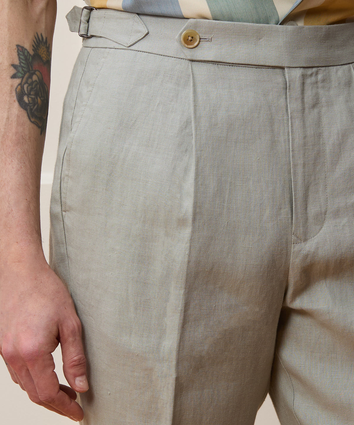 Close-up detail of the Todd Snyder Irish Linen Side Tab Trouser in Dove Grey.